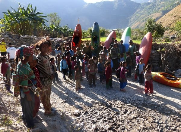 kayaks y niños en el dolpo